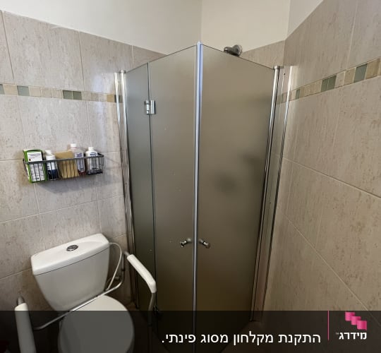 מקלחון פינתי מזכוכית חלבית בחדר רחצה